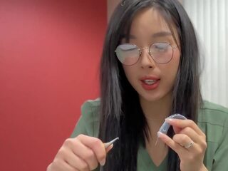 Schattig aziatisch medisch student in bril en natuurlijk poesje eikels haar leermeester en krijgt creampied