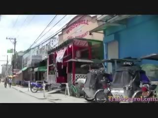 Tenger filipina barmeisje eikels toerist in dun hotel