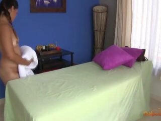 Charming taýlandly lassie seduced and fucked by her masseur