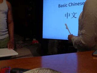 Kinesiska läraren har porr med studenten under personligt klass (speaking kinesiska) smutsiga klämma movs
