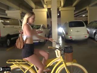 Amateur ado kenzie pov baise en publique bike salle