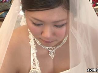 Attractive lady in a wedding sugih