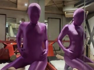 Підліток в фіолетовий zentai дає його handhob для сперма ххх кіно кіно