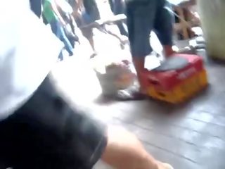 Bajo la falda en calle