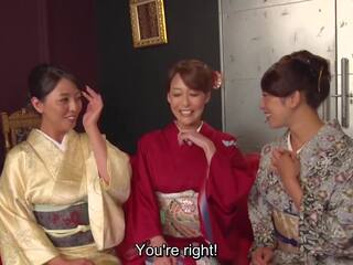 Reiko kobayakawa langs met akari asagiri en een additional sweetheart zitten rond en bewonderen hun modieus meiji tijdperk kimonos