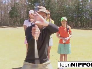 Khá á châu thiếu niên cô gái chơi một trò chơi của dải golf: độ nét cao xxx kẹp 0e
