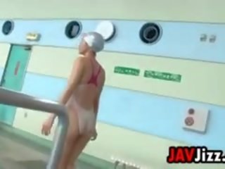 Bagnato giapponese giovanissima softcore a il piscina